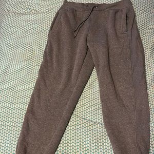 I’m selling a pair of gray sweatpants size M (32-34